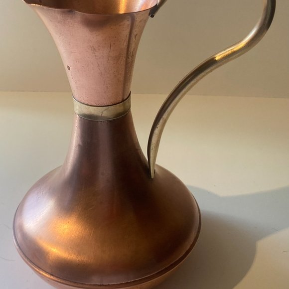 Vintage Metal Copper and Brass Serving Pitcher, 9" x 6", Made in England - Picture 4 of 5
